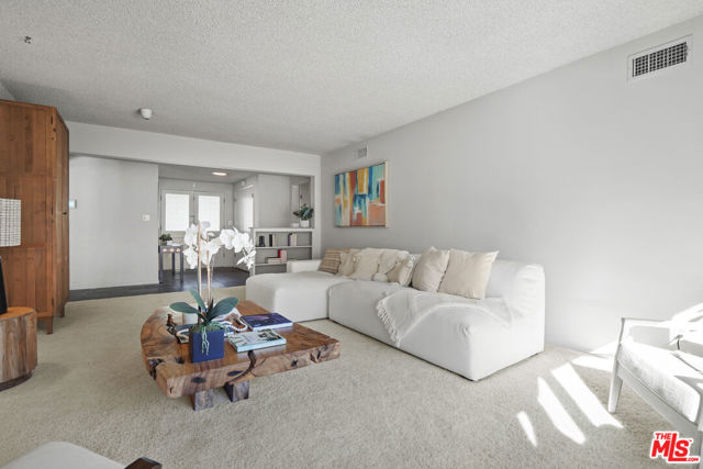 22216 Del Valle Street photo 6