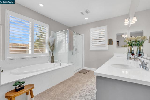 499 Yarrow Dr, Fairfield CA: https://media.crmls.org/mediaz/fa181de8-4ae9-48be-b483-e285f20cbdc5.jpg