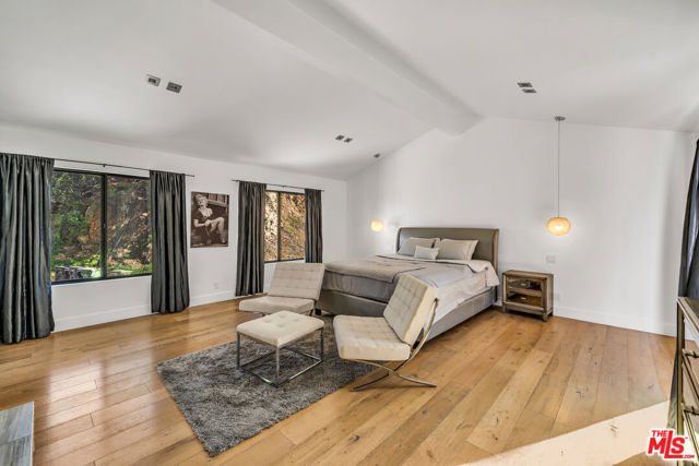3026 PASSMORE Drive, Los Angeles CA: https://media.crmls.org/mediaz/fa1854b4-2a20-4901-b9f1-533c4884c9a2.jpg