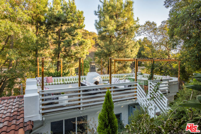 8027 Willow Glen Road, Los Angeles CA: https://media.crmls.org/mediaz/fa195cbd-fa31-49ef-b868-82b1dd3cbb60.jpg