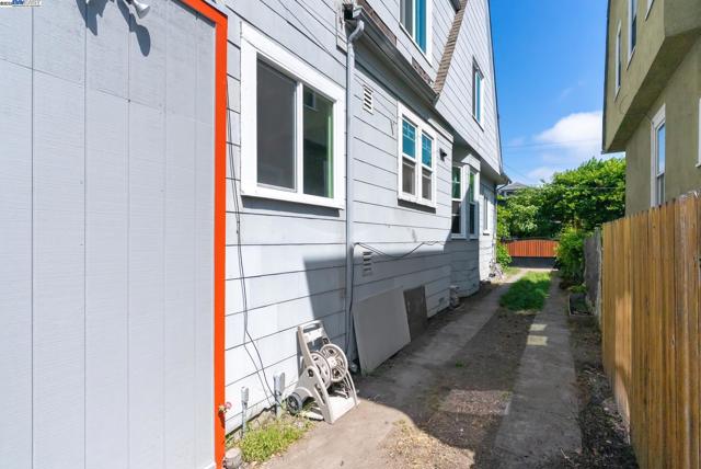 1706 Fairview St, Berkeley CA: https://media.crmls.org/mediaz/fa1a2992-aaff-48cd-ba4e-48910c027e0e.jpg
