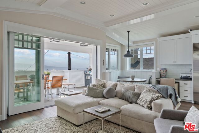 636 12th Street, Manhattan Beach CA: https://media.crmls.org/mediaz/fa1a623c-ed37-45dd-b7ba-4f59c58a2cf9.jpg