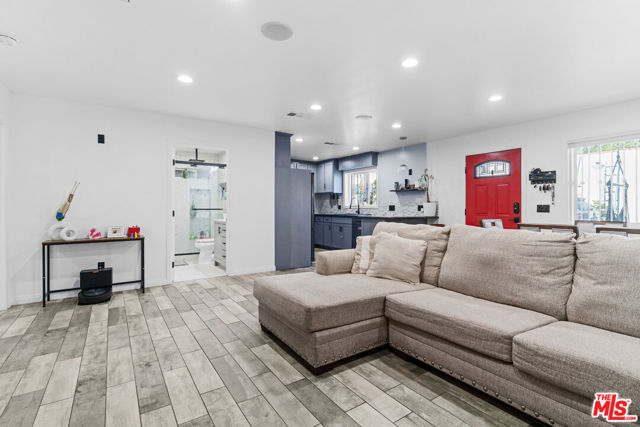 2205 S Burnside Avenue, Los Angeles CA: https://media.crmls.org/mediaz/fa1a9e29-9e6a-4bfb-9457-8df202ad54e6.jpg