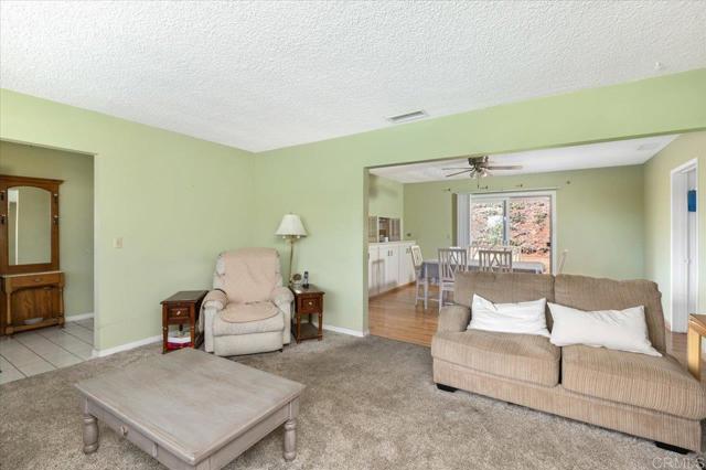 Detail Gallery Image 8 of 45 For 1569 Robyn Rd, Escondido,  CA 92025 - 4 Beds | 2/1 Baths