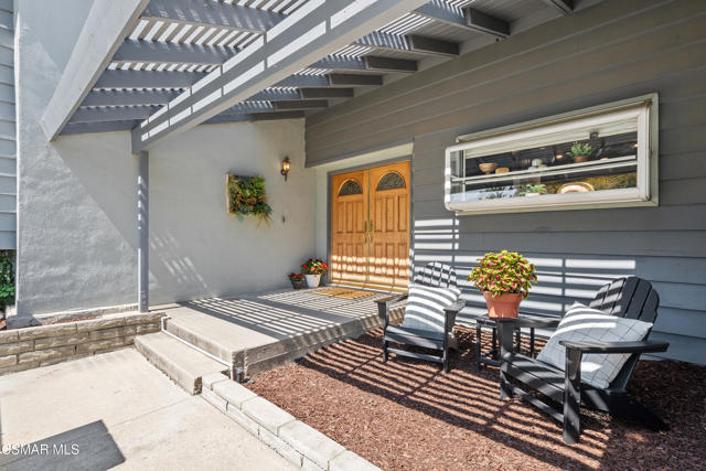 1063 Valley High Avenue, Thousand Oaks CA: https://media.crmls.org/mediaz/fa1caf79-2641-4f82-94af-fdb954b10498.jpg