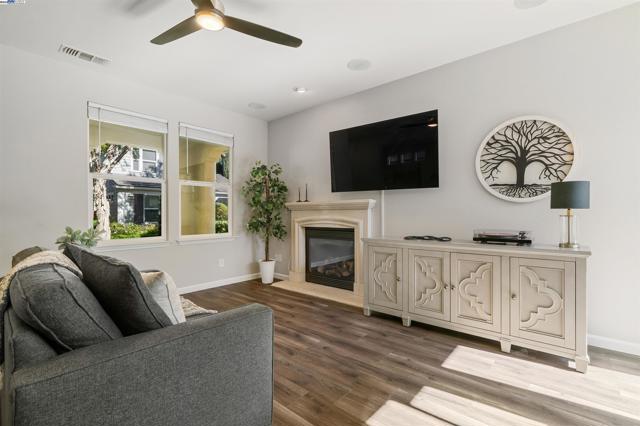 215 W Santa Cruz Way, Mountain House CA: https://media.crmls.org/mediaz/fa1e244a-2531-4ac6-963b-efab0534582c.jpg