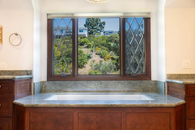 3251 Piragua Street, Carlsbad CA: https://media.crmls.org/mediaz/fa1e257a-e4d1-4df1-b311-533a0d38553f.jpg