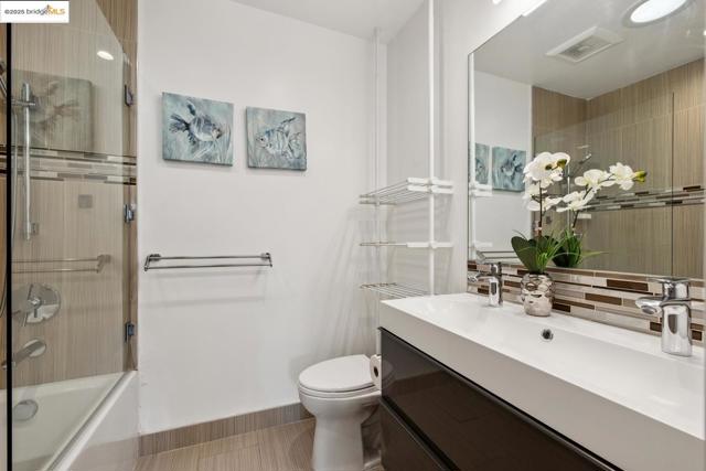 1537 Revere AVE, San Francisco CA: https://media.crmls.org/mediaz/fa1e4b3a-65a7-4ea8-a861-a91d504a1126.jpg