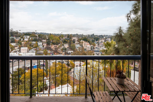 3375 Descanso Drive, Los Angeles CA: https://media.crmls.org/mediaz/fa1e907a-9b38-4d22-9bf0-29802e9c693d.jpg