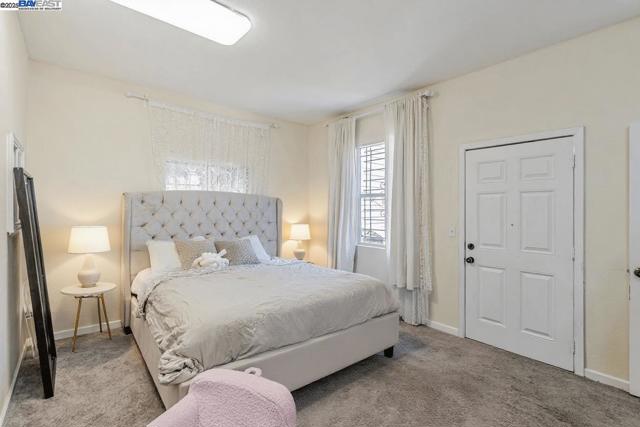 2530 Market St, Oakland CA: https://media.crmls.org/mediaz/fa1ee3b8-7682-4388-a978-2c9b9dd5bb59.jpg