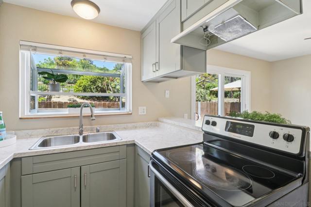 Image 9 of 35 For 5890 Reo Ter.  C