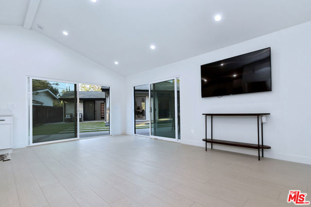 4512 Libbit Avenue, Encino CA: https://media.crmls.org/mediaz/fa1fc9d1-6b23-4971-b240-20e3ce68c4b3.jpg