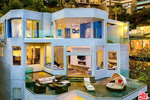 2183 Sunset Plaza Drive, Los Angeles CA: https://media.crmls.org/mediaz/fa2103eb-7c1d-4697-a25c-fe7ca19970e9.jpg