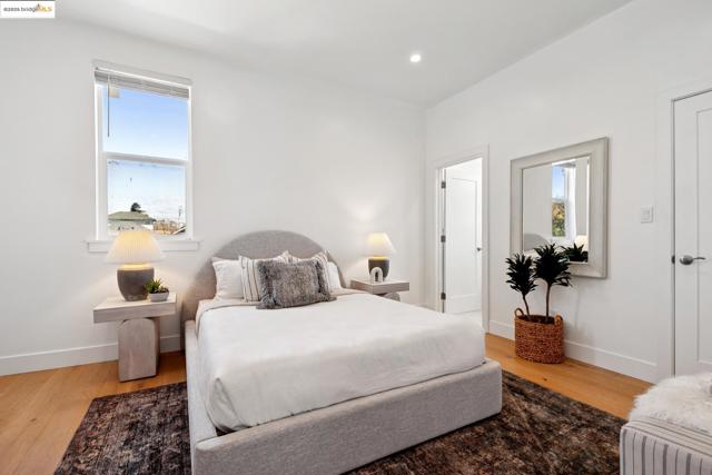 864 Arlington Ave, Oakland CA: https://media.crmls.org/mediaz/fa211b99-a175-4eb7-9c38-f5465a4d9eb4.jpg