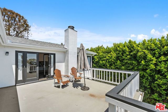 400 Chautauqua Boulevard, Pacific Palisades CA: https://media.crmls.org/mediaz/fa213b73-6b76-4d76-870b-ba999a35e029.jpg