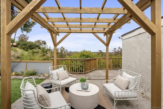 310 Bluff Wy, Oceanside CA: https://media.crmls.org/mediaz/fa219f9e-4ed8-4ea2-afb1-c3f3618f5394.jpg