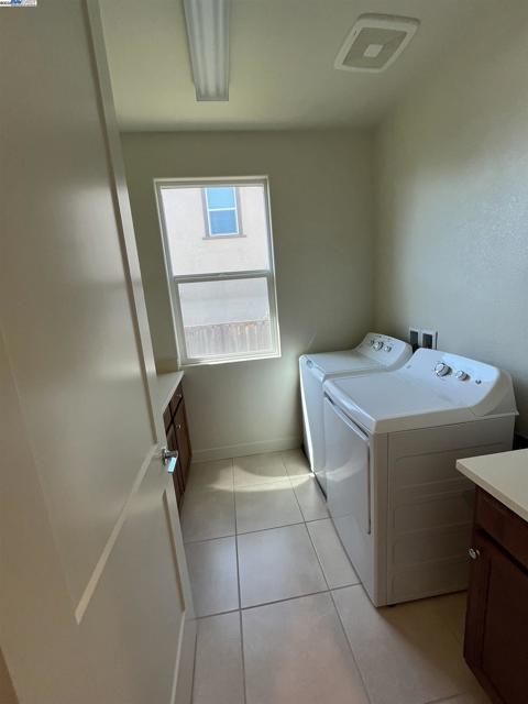 17659 Whisper Ln, Castro Valley CA: https://media.crmls.org/mediaz/fa21a5af-cfcd-4df5-83e8-9f0f0f13ecfb.jpg