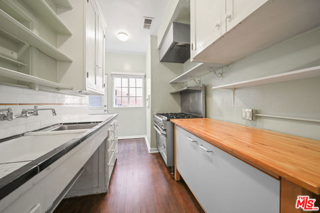 6686 Emmet Terrace, Los Angeles CA: https://media.crmls.org/mediaz/fa220d0f-d486-4907-8256-7e3162766e1d.jpg