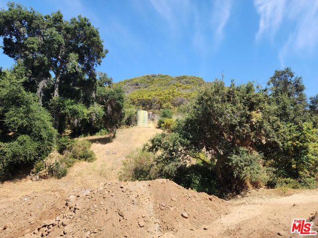 118 W Carlisle Road, Westlake Village CA: https://media.crmls.org/mediaz/fa2336b7-34f6-437b-b0bf-bd5e5940948f.jpg