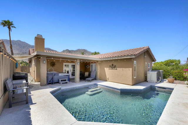 54660 Avenida Madero, La Quinta CA: https://media.crmls.org/mediaz/fa2550bd-8392-4dbd-992e-138a987d289f.jpg