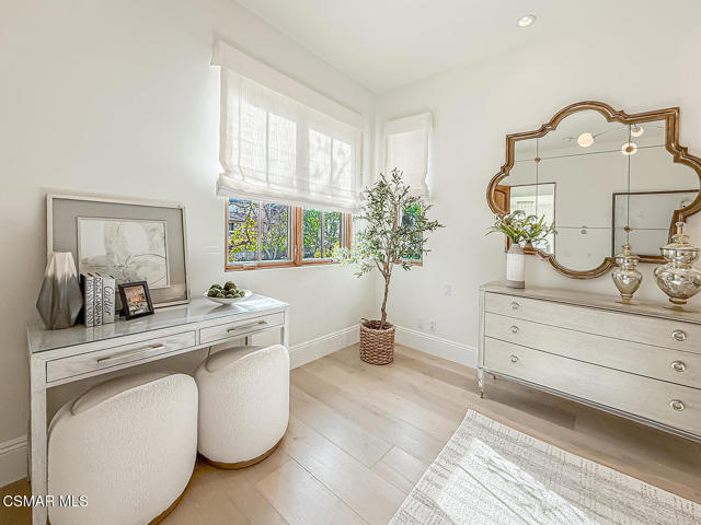 25877 Shady Oak Lane, Valencia CA: https://media.crmls.org/mediaz/fa255746-dfd0-4f0b-a1ae-8f4ec7629cbc.jpg