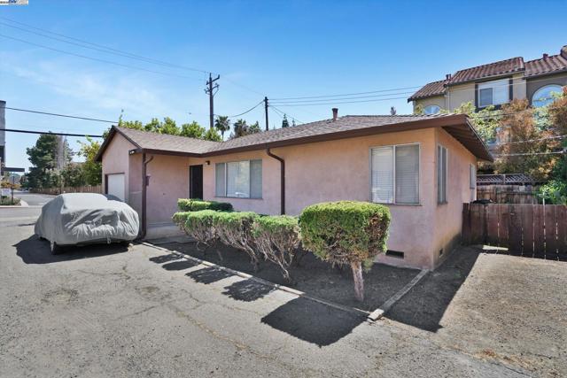656 Berry Ave, Hayward CA: https://media.crmls.org/mediaz/fa278816-81b9-4660-8c2c-a59cfe70479a.jpg