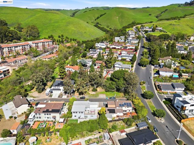 394 Appian Way, Union City CA: https://media.crmls.org/mediaz/fa279b25-330d-4cf9-bad5-99cb6ce6c668.jpg