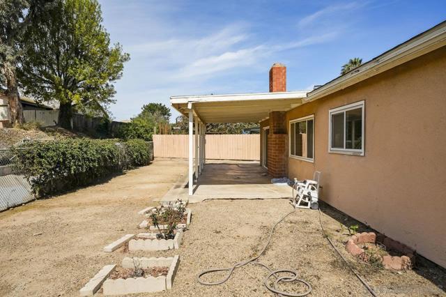 152 Leoma Ln, Chula Vista CA: https://media.crmls.org/mediaz/fa27c38d-41e6-4dbe-82d4-959c9271aaa8.jpg