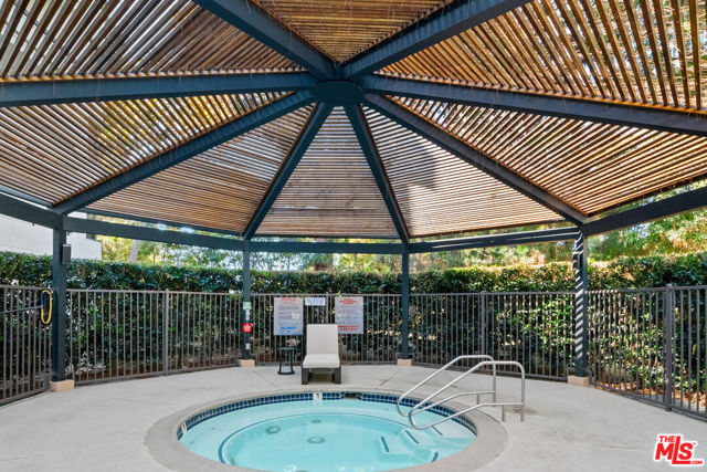 2131 Century Park Lane, Los Angeles CA: https://media.crmls.org/mediaz/fa27cc4f-157c-4546-81e2-3f1d0dacb6e6.jpg