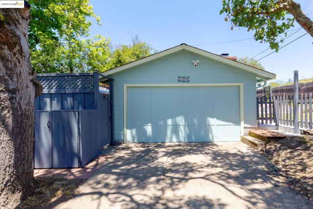 298 Grizzly Peak Blvd, Kensington CA: https://media.crmls.org/mediaz/fa27d130-75cf-42e0-ab0d-e898ad78f42e.jpg
