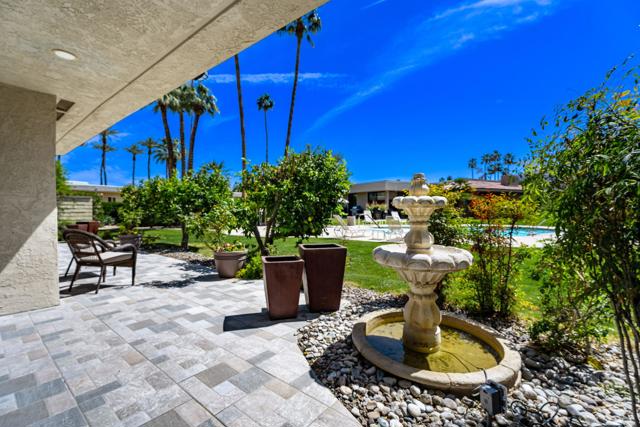 1 Temple Court, Rancho Mirage CA: https://media.crmls.org/mediaz/fa28a251-f7e4-4690-bccc-7170ee53446f.jpg
