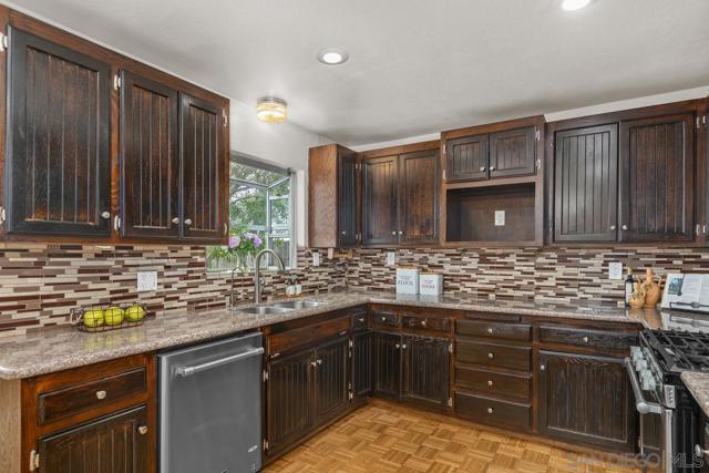 371 Kaymar Dr, San Diego CA: https://media.crmls.org/mediaz/fa28c465-de3b-486f-8fc5-0ee393e8925b.jpg