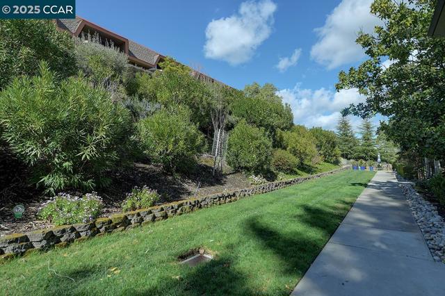 1232 Skycrest Dr, Walnut Creek CA: https://media.crmls.org/mediaz/fa28d0cd-0549-4f3b-b9bb-bdd53676b969.jpg