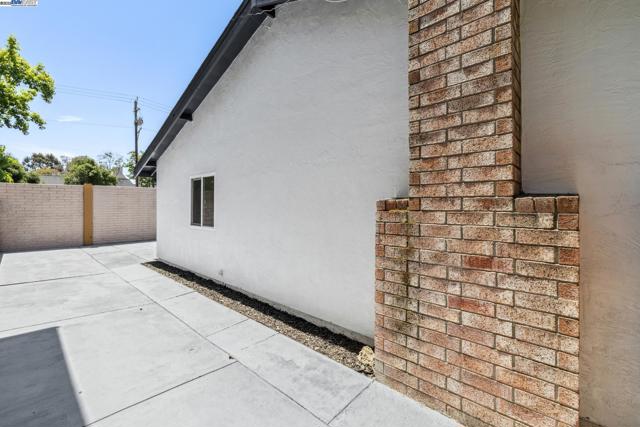 32555 Lake Bridgeport St, Fremont CA: https://media.crmls.org/mediaz/fa28e1a2-201f-43fe-b84c-c0eb48747917.jpg