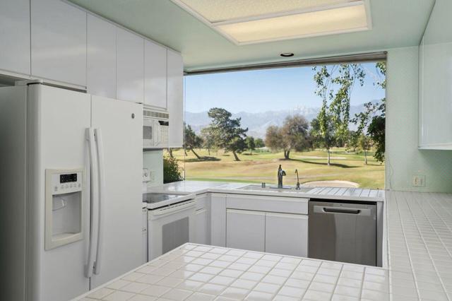 36 Colonial Drive, Rancho Mirage CA: https://media.crmls.org/mediaz/fa2941b7-b4cd-4255-8d6c-9ffd57a5c00c.jpg