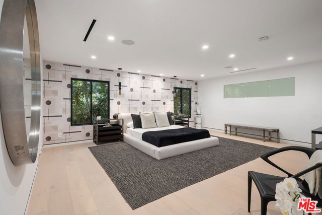 3290 N Knoll Drive, Los Angeles CA: https://media.crmls.org/mediaz/fa297b80-8273-4561-8d28-e054c6bdd851.jpg