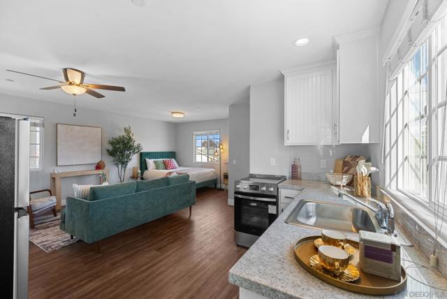 523 9th St, Imperial Beach CA: https://media.crmls.org/mediaz/fa2a30bd-a21c-4b51-8263-e43e120fe8ae.jpg