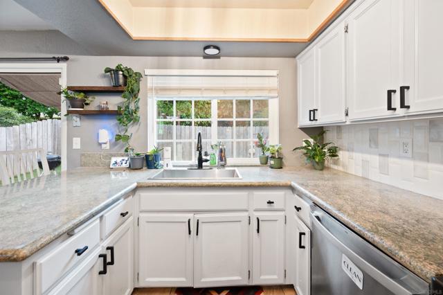 2714 Crownridge Ln, Spring Valley CA: https://media.crmls.org/mediaz/fa2b4a03-b9af-41b1-9c54-bb26349b7ed6.jpg