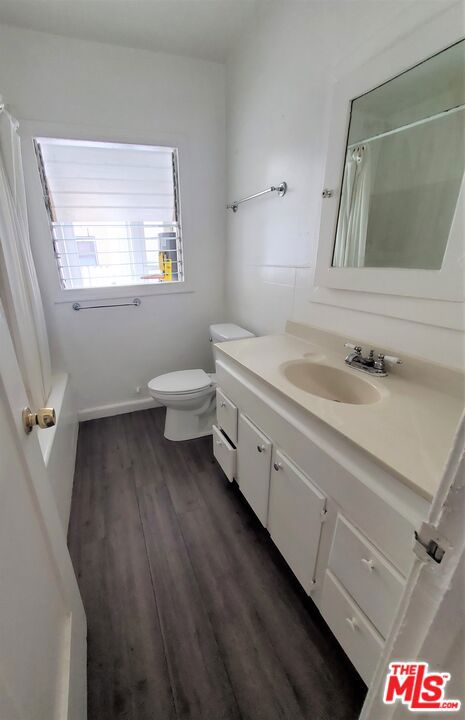 813 N POINSETTIA Place, Los Angeles CA: https://media.crmls.org/mediaz/fa2c74bf-f426-438e-8809-9fc9dcaacf0e.jpg