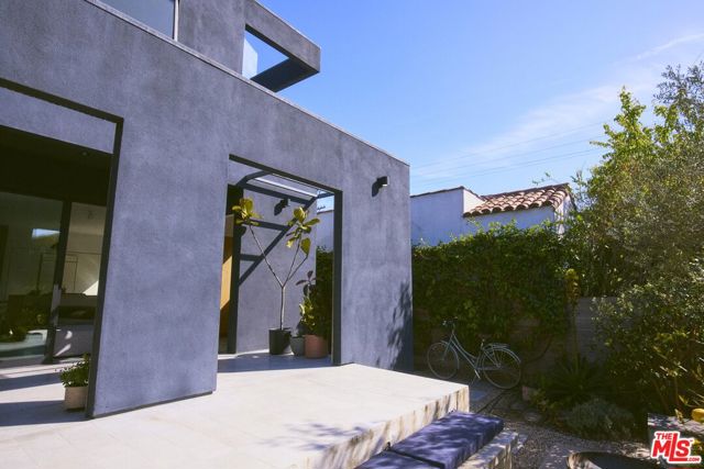 906 Superba Avenue, Venice CA: https://media.crmls.org/mediaz/fa2d3831-b764-4479-bdb7-a4c2faf9154b.jpg