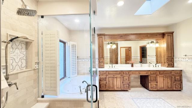 16722 Via Lago Azul, Rancho Santa Fe CA: https://media.crmls.org/mediaz/fa2e9ff1-31ac-455f-b9ea-678834f7b009.jpg