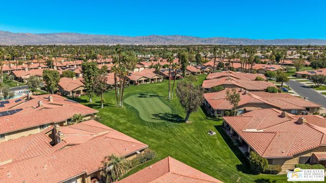 34 Camino Arroyo Place, Palm Desert CA: https://media.crmls.org/mediaz/fa2eccd4-c723-40e7-93e0-f9efa4b7e2bd.jpg