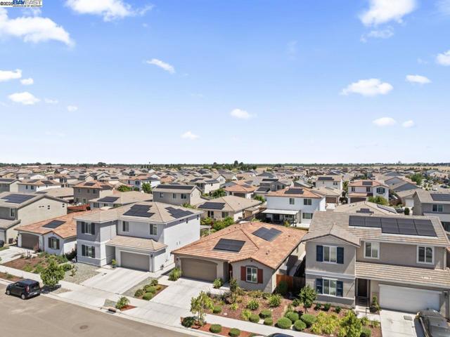 323 Sacramento St, Lathrop CA: https://media.crmls.org/mediaz/fa2f37a3-3bba-431c-887e-493e83ebe06a.jpg