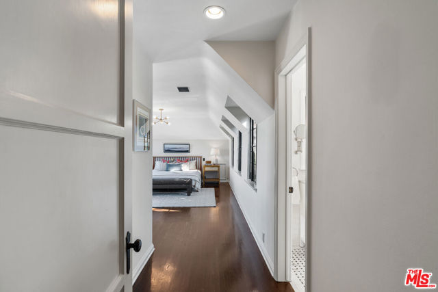 3827 Carnavon Way, Los Angeles CA: https://media.crmls.org/mediaz/fa2f70f1-8eb6-4140-8f81-e300b53140cb.jpg