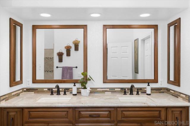 1373 Stoneridge Circle, Escondido CA: https://media.crmls.org/mediaz/fa30130b-ab88-4aa7-a1f2-45abf036d97b.jpg
