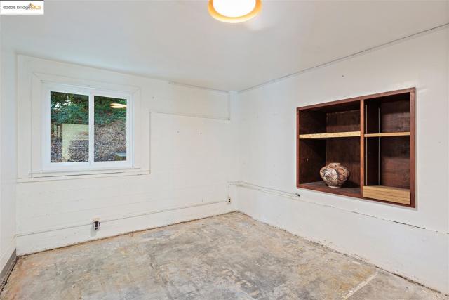 2871 Stephen Dr, Richmond CA: https://media.crmls.org/mediaz/fa303eee-6aab-4a5c-ac34-ef44399d39e4.jpg