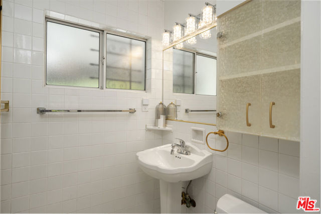 256 S Doheny Drive, Beverly Hills CA: https://media.crmls.org/mediaz/fa305ba2-fc9d-4b51-99cc-dc8da88553bf.jpg
