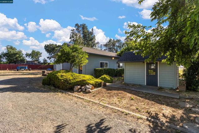 5435 Box R Ranch Rd, Vacaville CA: https://media.crmls.org/mediaz/fa3078e4-8b0e-4932-863b-a50104a5926b.jpg