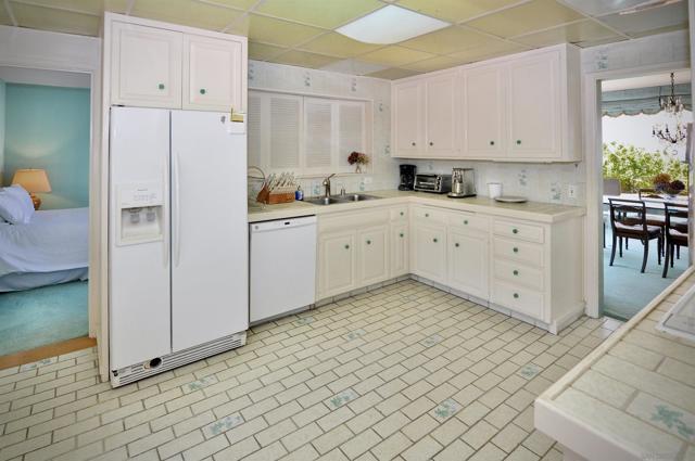 8294 Prestwick Dr, La Jolla CA: https://media.crmls.org/mediaz/fa31aeb6-a5d6-463d-947e-6f8d9f18762f.jpg