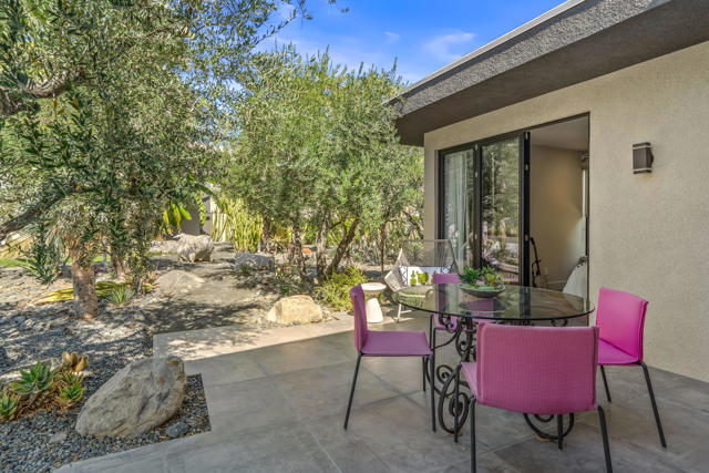 427 N Avenida Caballeros, Palm Springs CA: https://media.crmls.org/mediaz/fa31bf33-fd79-4307-a43b-438374155c45.jpg